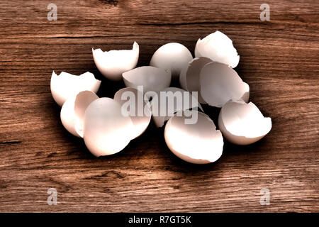 Un tas de coquilles d'oeuf blanche vide posé sur une planche en bois, surface de l'image HDR toning avec ombre Banque D'Images