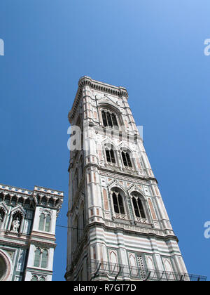 Le Campanile Giotto à Florence, Italie, xive siècle, oeuvre de l'architecture vue du bas contre le ciel bleu Banque D'Images