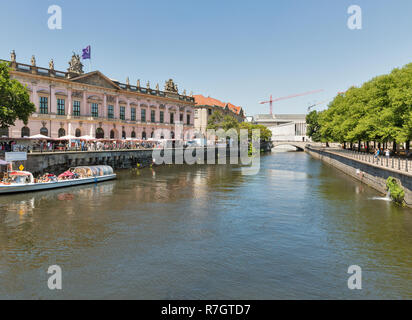 BERLIN, ALLEMAGNE - 14 juillet 2018 : les touristes à pied le long du Musée historique allemand de la rivière Spree et à jour d'été ensoleillé. Berlin est la capitale d'un Banque D'Images