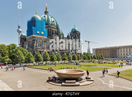 BERLIN, ALLEMAGNE - 14 juillet 2018 : personnes visitent Lustgarten ou Pleasure park et cathédrale Berliner Dome à chaude journée d'été. Banque D'Images