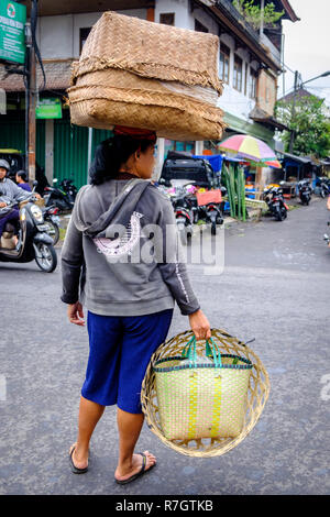 Dame à pied de marché dans la campagne près de Ubud, Bali, Indonésie Banque D'Images