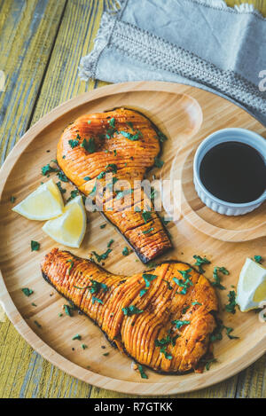 Hasselback Courge sur un plateau Banque D'Images