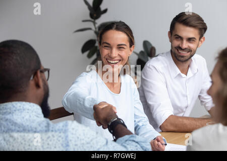 Diversité des gens d'affaires se serrer la main pendant les Banque D'Images