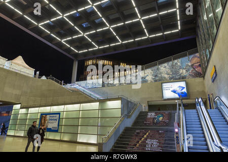 BERLIN, ALLEMAGNE - 13 NOVEMBRE 2018 : personnes visitent Bahnhof Potsdamer Platz. Nuit à l'entrée de la gare sur l'une des principales fonction squ Banque D'Images