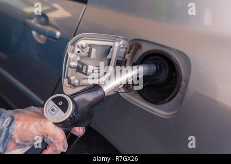 Pistolets de carburant à la station d'essence européenne. Woman's hand putting carburant diesel B7 pistolet noir au réservoir de carburant. L'accent sur le pistolet, DD se déconnecter de l' Banque D'Images