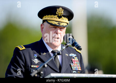 Chef de l'armée américaine, le général Mark Milley prononce une allocution à la tombée du Tattoo à Joint Base Myer-Henderson Hall le 25 mai 2016, à Arlington, en Virginie. Milley a été choisi par le Président Donald Trump le 8 décembre 2018 pour être le prochain chef d'état-major interarmées. Banque D'Images