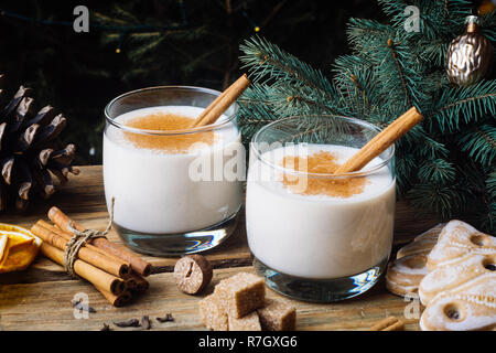 (Oeuf de poule-gon), boisson d'hiver traditionnel de Noël à la cannelle, clous de girofle et la muscade. Des boissons. Ambiance de Noël en hiver. Banque D'Images
