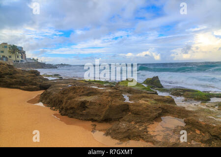 Avant la tombée de la plage de Condado à San Juan, Puerto Rico Banque D'Images