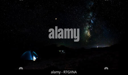 Photo nocturne de la Voie lactée, les étoiles et la tente à l'avant sur l'île de Koufonisi dans les Cyclades, Grèce Banque D'Images