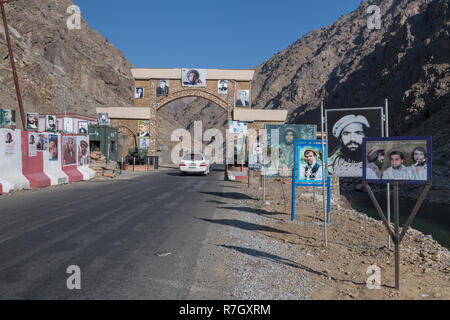 Arch qui marque l'entrée de la vallée du Panjshir avec des blocs de béton et d'affiches de Massoud's disciples, province du Panjshir, Afghanistan Banque D'Images