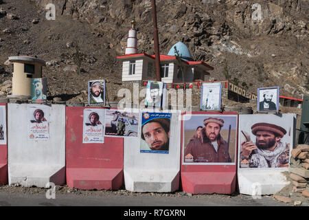 Blocs de béton avec des portraits de partisans du commandant Massoud à l'entrée de la vallée du Panjshir, province du Panjshir, Afghanistan Banque D'Images