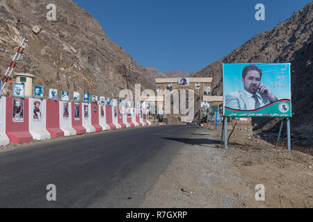 Arch qui marque l'entrée de la vallée du Panjshir avec des blocs de béton et d'affiches de Massoud's disciples, province du Panjshir, Afghanistan Banque D'Images