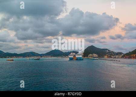 À Philipsburg, St Martin - 1 décembre 2016 : Coucher de soleil sur la Philipsburg, St Martin avec les navires de croisière Banque D'Images