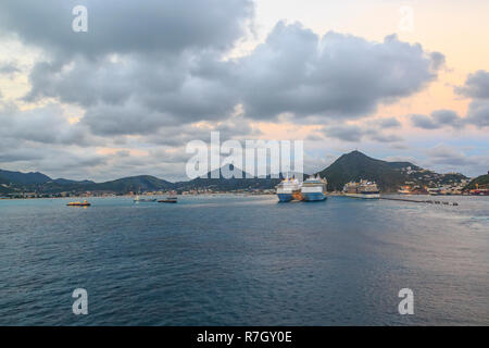 À Philipsburg, St Martin - 1 décembre 2016 : Coucher de soleil sur la Philipsburg, St Martin avec les navires de croisière Banque D'Images