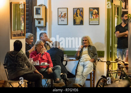 Pylos, Grèce - Octobre 2th, 2018 : avoir un verre au O Platanos, un café-restaurant traditionnel à Platanias, Grèce. Banque D'Images