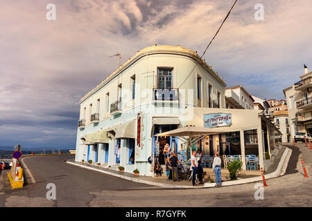 Pylos, Grèce - Octobre 2th, 2018 : Avis d'une taverne traditionnelle et des souvenirs à conserver entre le front de mer de Pylos (Grèce). Banque D'Images