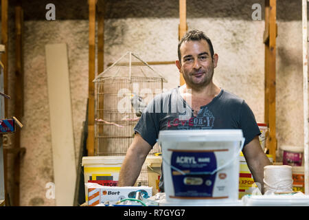 Pylos, Grèce - Octobre 2th, 2018 : Portrait d'un homme debout dans son magasin, propriétaire d'un magasin de peinture dans la région de Pylos (Grèce). Banque D'Images