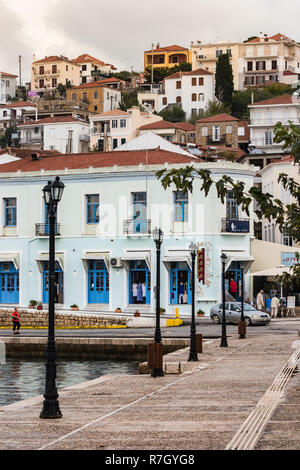 Pylos, Grèce - Octobre 2th, 2018 : vue sur la mer avec leurs lanternes et magasins à Pylos (Grèce). Banque D'Images