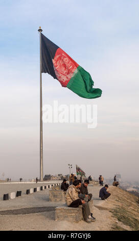 Le drapeau afghan géant haut de Bibi Mahro Hill où les habitants se réunissent pour admirer la vue, Kaboul, province de Kaboul, Afghanistan Banque D'Images