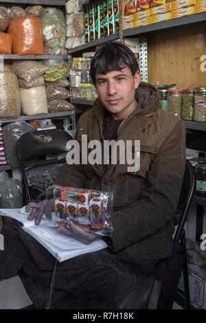 Jeune homme vendant Saffon dans Bazaar Boutique, Herat, province de Herat, Afghanistan Banque D'Images