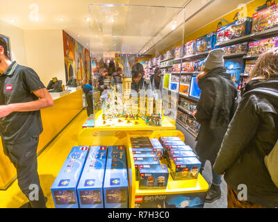 Bologne, Italie - 6 décembre 2018 : Harry Potter Hogwarts Castle close up dans les blocs de Lego Lego au magasin. Situé dans la Via Indipendenza street dans le centre-ville de Bologne. Banque D'Images