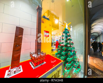 Bologne, Italie - 6 décembre 2018 : Due Torri de Bologne modèle de construction dans les blocs de Lego du célèbre bâtiment de deux tours. Dans Lego store de la Via Indipendenza street dans le centre-ville historique. Banque D'Images