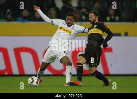 Firo : 09.12.2018, football, 1.Bundesliga, la saison 2018/2019, Borussia Mönchengladbach - VFB Stuttgart, duels, Gonzalo Castro, le VfB Stuttgart, Alassane MOYEN, Borussia Mönchengladbach Borussia Mönchengladbach BMG, dans le monde d'utilisation | Banque D'Images