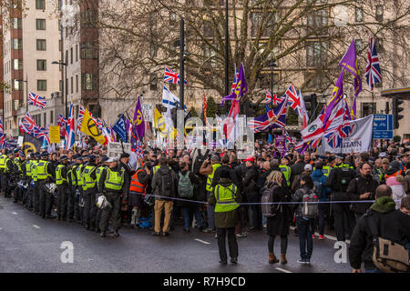 Londres, Royaume-Uni. 9Th Mar, 2018. Quelques milliers ont protesté sur la trahison Brexit mars à Londres, organisé par l'UKIP et dirigé par l'ex-militant d'extrême droite EDL Tommy Robinson, la marche a été largement dépassés en nombre par un anti-raciste à l'encontre rally. Crédit : David Rowe/Alamy Live News Banque D'Images