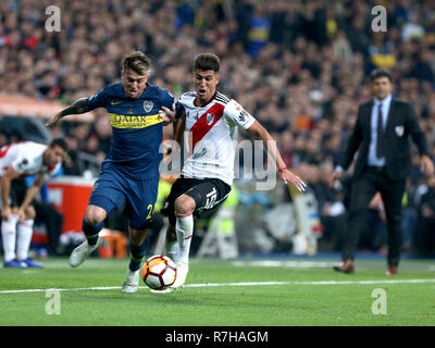 Madrid, Espagne. 09Th Nov, 2018. Football : Copa Libertadores, Final, River Plate - Boca Juniors à Santiago Bernabeu Stadium. Exequiel Palacios (r) de River Plate contre Nahitan Nandez (l) de Boca Juniors. Credit : Cezaro de Luca/dpa/Alamy Live News Banque D'Images