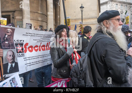 Londres, Royaume-Uni. 9Th Mar, 2018. Les gens attendent pour le début de l'organisation des contre-manifestation des anti-fascistes dans l'opposition à Tommy Robinson's pro-fasciste Brexit mars. La marche qui comprenait à la fois rester et laisser les anti-fascistes se sont réunies à la BBC à à à un rassemblement à Downing St. Police avait émis des conditions à ces deux événements conçus pour maintenir les deux groupes bien écartées. Crédit : Peter Marshall/Alamy Live News Banque D'Images