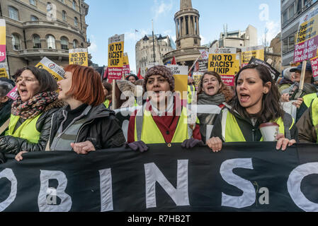 Londres, Royaume-Uni. 9Th Mar, 2018. Les gens chantent au début de l'organisation des contre-manifestation des anti-fascistes dans l'opposition à Tommy Robinson's pro-fasciste Brexit mars. La marche qui comprenait à la fois rester et laisser les anti-fascistes se sont réunies à la BBC à à à un rassemblement à Downing St. Police avait émis des conditions à ces deux événements conçus pour maintenir les deux groupes bien écartées. Crédit : Peter Marshall/Alamy Live News Banque D'Images