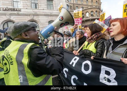 Londres, Royaume-Uni. 9Th Mar, 2018. Les gens chantent au début de l'organisation des contre-manifestation des anti-fascistes dans l'opposition à Tommy Robinson's pro-fasciste Brexit mars. La marche qui comprenait à la fois rester et laisser les anti-fascistes se sont réunies à la BBC à à à un rassemblement à Downing St. Police avait émis des conditions à ces deux événements conçus pour maintenir les deux groupes bien écartées. Crédit : Peter Marshall/Alamy Live News Banque D'Images