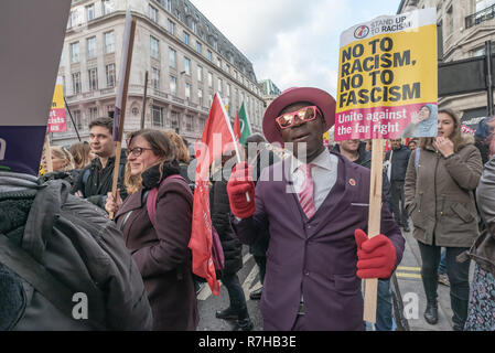 Londres, Royaume-Uni. 9Th Mar, 2018. Une démonstration par des contre-marches anti-fascistes dans l'opposition à Tommy Robinson's pro-fasciste Brexit mars. La marche qui comprenait à la fois rester et laisser les anti-fascistes se sont réunies à la BBC à à à un rassemblement à Downing St. Police avait émis des conditions à ces deux événements conçus pour maintenir les deux groupes bien écartées. Crédit : Peter Marshall/Alamy Live News Banque D'Images