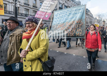 Londres, Royaume-Uni. 9Th Mar, 2018. Une démonstration par des contre-marches anti-fascistes dans l'opposition à Tommy Robinson's pro-fasciste Brexit mars. La marche qui comprenait à la fois rester et laisser les anti-fascistes se sont réunies à la BBC à à à un rassemblement à Downing St. Police avait émis des conditions à ces deux événements conçus pour maintenir les deux groupes bien écartées. Crédit : Peter Marshall/Alamy Live News Banque D'Images