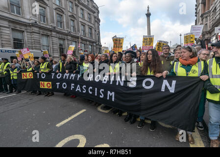 Londres, Royaume-Uni. 9Th Mar, 2018. Le compteur d'une démonstration par l'anti-fascistes marchant en opposition à Tommy Robinson's pro-fasciste Brexit atteint Mars derrière la bannière de Whitehall principal "Non à Tommy Robinson, non pour le fascisme" porté par les femmes. La police a émis des conditions à ces deux événements conçus pour maintenir les deux groupes bien écartées. Crédit : Peter Marshall/Alamy Live News Banque D'Images