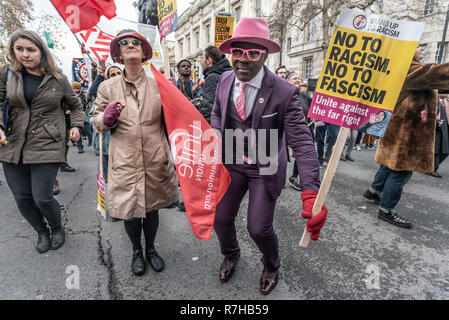 Londres, Royaume-Uni. 9Th Mar, 2018. On danse à la manifestation par des anti-fascistes dans l'opposition à Tommy Robinson's pro-fasciste Brexit mars. La marche qui comprenait à la fois rester et laisser les anti-fascistes se sont réunies à la BBC à à à un rassemblement à Downing St. Police avait émis des conditions à ces deux événements conçus pour maintenir les deux groupes bien écartées. Crédit : Peter Marshall/Alamy Live News Banque D'Images