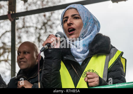 Londres, Royaume-Uni. 9Th Mar, 2018. Une femme musulmane parle à la manifestation par des anti-fascistes dans l'opposition à Tommy Robinson's pro-fasciste Brexit mars. La protestation par les deux rester et laisser les anti-fascistes se sont réunies à la BBC et ont marché jusqu'à un rassemblement à Downing St. Police avait émis des conditions à ces deux événements conçus pour maintenir les deux groupes bien écartées. Crédit : Peter Marshall/Alamy Live News Banque D'Images