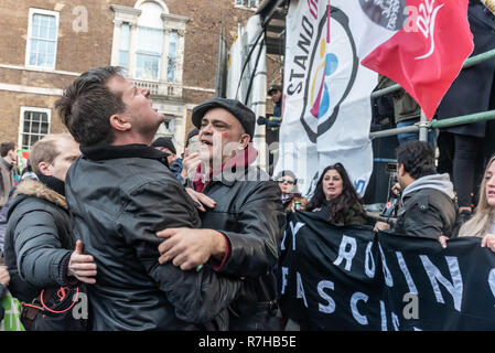 Londres, Royaume-Uni. 9Th Mar, 2018. Les gens discuter avec un heckler au rassemblement par des anti-fascistes dans l'opposition à Tommy Robinson's pro-fasciste Brexit mars. La protestation par les deux rester et laisser les anti-fascistes se sont réunies à la BBC et ont marché jusqu'à un rassemblement à Downing St. Police avait émis des conditions à ces deux événements conçus pour maintenir les deux groupes bien écartées. Crédit : Peter Marshall/Alamy Live News Banque D'Images