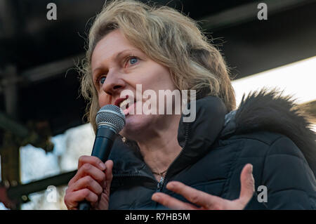 Londres, Royaume-Uni. 9Th Mar, 2018. Auteur Louise Matières parle à la manifestation par des anti-fascistes dans l'opposition à Tommy Robinson's pro-fasciste Brexit mars. La protestation par les deux rester et laisser les anti-fascistes se sont réunies à la BBC et ont marché jusqu'à un rassemblement à Downing St. Police avait émis des conditions à ces deux événements conçus pour maintenir les deux groupes bien écartées. Crédit : Peter Marshall/Alamy Live News Banque D'Images