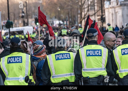 Londres, Royaume-Uni. 9Th Mar, 2018. Arrêt de la police anti-fascistes comme ils essaient de quitter Whitehall à se disperser à la gare de Charing Cross. Ils avaient pris part à l'organisation des contre-manifestation des anti-fascistes dans l'opposition à Tommy Robinson's pro-fasciste Brexit mars. La police a émis des conditions à ces deux événements conçus pour maintenir les deux groupes bien écartées. Crédit : Peter Marshall/Alamy Live News Banque D'Images