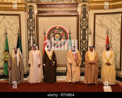 (181209) -- Paris, 9 décembre 2018 (Xinhua) -- l'Émir du Koweït, cheikh Sabah Al-Ahmad Al-Jaber Al-Sabah, État du Qatar, Ministre des affaires étrangères Sultan bin Saad Al-Muraikhi, le vice-premier ministre Fahd Ben Mahmoud Al-Said, roi saoudien Salman bin Abdulaziz Al Saoud, Roi de Bahreïn, Hamad bin Isa Al Khalifa, et vice-président et premier ministre des Émirats arabes unis (EAU), Cheikh Mohammed bin Rashid Al Maktoum (de G à D) assister à la 39e Conseil de coopération du Golfe (CCG) Sommet de Riyad, en Arabie Saoudite, le 9 décembre 2018. Le 39e Conseil de coopération du Golfe (CCG) ont démarré le Sund Banque D'Images