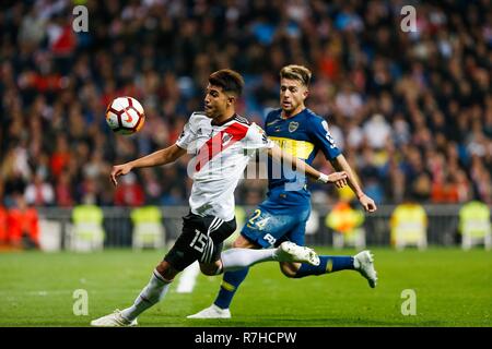 Exequiel Alejandro Palacios et Julio Alberto Buffarini (Boca Juniors) est en compétition pour la balle durant le deuxième match de jambe entre River Plate et Boca Juniors dans le cadre de la finale de la Copa Libertadores de la CONMEBOL 2018 au Stade Santiago Bernabeu à Madrid. River Plate a remporté le titre de la Copa Libertadores 2018 en battant de Boca Juniors. (Score final de Boca Juniors, River Plate 3-1) Banque D'Images