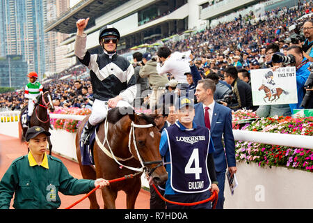 Sha Tin, de nouveaux territoires, aux États-Unis. 9Th Mar, 2018. HONG KONG, Sha Tin-Décembre 09 : # 4 Exultante, montée par Zac Purton, remporte le Vase de Hong Kong à l'hippodrome de Sha Tin, le 9 décembre 2018 à Sha Tin, de nouveaux territoires, à Hong Kong. Kaz Ishida/Eclipse Sportswire/CSM/Alamy Live News Banque D'Images