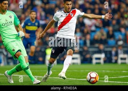 Madrid, Espagne. 9Th Mar, 2018. Exequiel Alejandro Palacios (droite) se bat pour la balle avec Guillermo Boca Juniors (LEP) (à gauche) au cours de la deuxième étape entre River Plate et Boca Juniors dans le cadre de la finale de la Copa Libertadores de la CONMEBOL 2018 au Stade Santiago Bernabeu à Madrid.River Plate a remporté le titre de la Copa Libertadores 2018 en battant de Boca Juniors. Credit : Manu Haiti/SOPA Images/ZUMA/Alamy Fil Live News Banque D'Images