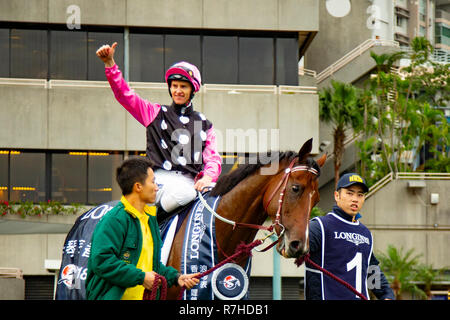 Sha Tin, de nouveaux territoires, aux États-Unis. 9Th Mar, 2018. HONG KONG, Sha Tin-Décembre 09 : Génération de Beauté, montée par Zac Purton, gagne la Hong Kong Mile à l'hippodrome de Sha Tin, le 9 décembre 2018 à Sha Tin, de nouveaux territoires, à Hong Kong. Kaz Ishida/Eclipse Sportswire/CSM/Alamy Live News Banque D'Images