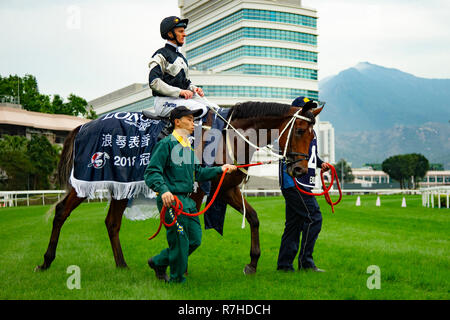 Sha Tin, de nouveaux territoires, aux États-Unis. 9Th Mar, 2018. HONG KONG, Sha Tin-Décembre 09 : exaltante, montée par Zac Purton, après avoir remporté le Hong Kong Vase à Sha Tin hippodrome le 9 décembre 2018 à Sha Tin, de nouveaux territoires, à Hong Kong. Kaz Ishida/Eclipse Sportswire/CSM/Alamy Live News Banque D'Images