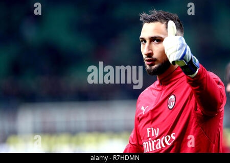 Milan, Italie. 09 Décembre, 2018. Salutations distinguées Gianluigi de l'AC Milan au cours de la série d'un match de football entre l'AC Milan et Torino Fc. Crédit : Marco Canoniero/Alamy Live News Banque D'Images