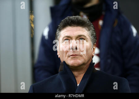 Milan, Italie. 9 Décembre, 2018. Walter Mazzarri, l'entraîneur-chef de Torino FC, regarde la série avant un match de football entre l'AC Milan et Torino Fc. Crédit : Marco Canoniero/Alamy Live News Banque D'Images