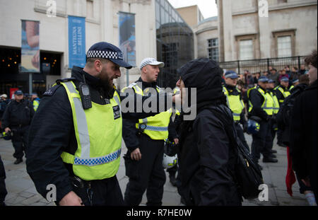 Agent de police se disputer avec un manifestant durant la manifestation contre la "trahison Brexit Mars. Des milliers de personnes sont descendues dans la rue dans le centre de Londres à mars contre le 'Brexit' organisée par Mars trahison Tommy Robinson et l'UKIP. Contre-manifestants de Portland Place à Whitehall, où les orateurs s'est adressé à la foule. Au cours de la contre-manifestation, il y avait une forte présence policière. Un groupe de contre-manifestants, qui ont été séparés de la principale manifestation, étaient entourés par la police afin d'éviter une rencontre avec un groupe de partisans de l'UKIP / Tommy Robinson. Banque D'Images