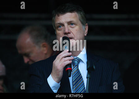 Londres, Royaume-Uni. 09Th Nov, 2018. Gerard Batten et Tommy Robinson inscrivez-vous ensemble sur le Brexit trahi rallye organisé par UKIP dans London Crédit : Rupert Rivett/Alamy Live News Banque D'Images